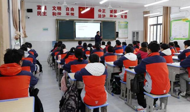 耐心交流解说科创教育对孩子归纳才能创新思维培养的重要性 耐心交流解说科创教育对孩子归纳才能创新思维培养的重要性